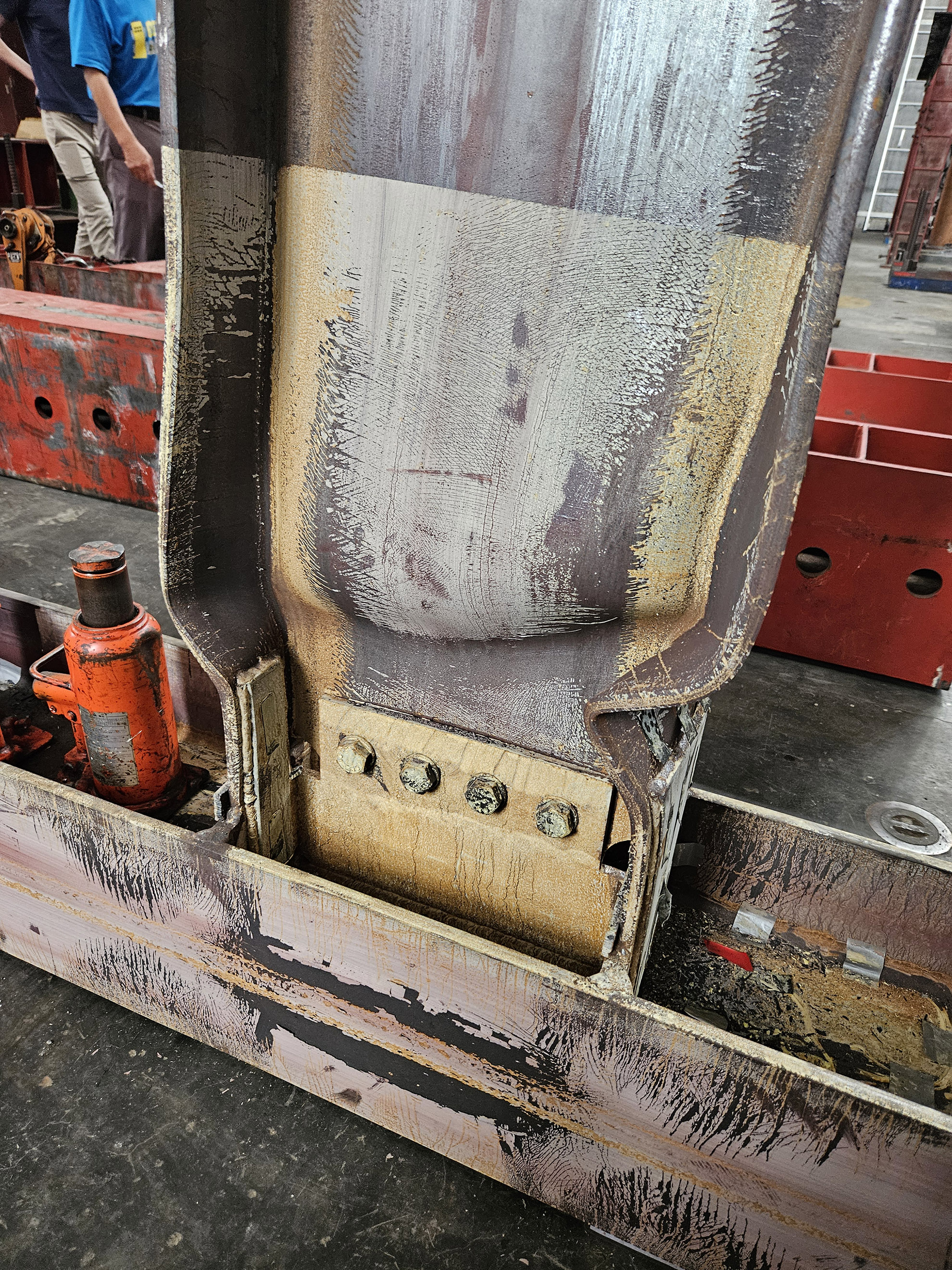 lors de la visite du laboratoire de NCREE, vue d'un profilé métalique présentant une rotule plastique en partie basse. Poutre (partie vertical) et poteau (partie horizontale).